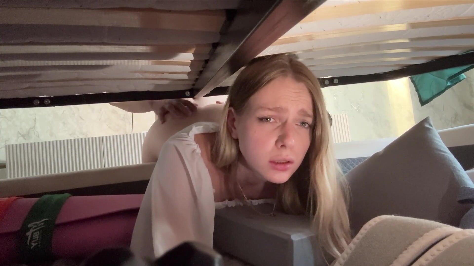 Русская молодая мачеха застряла под кроватью и была выебана пасынком