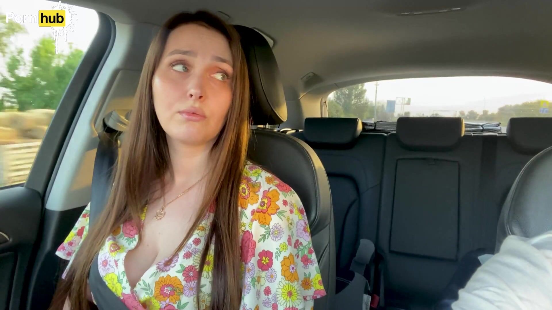 Русская мачеха трахается с пасынком в машине после ссоры со своим мужем